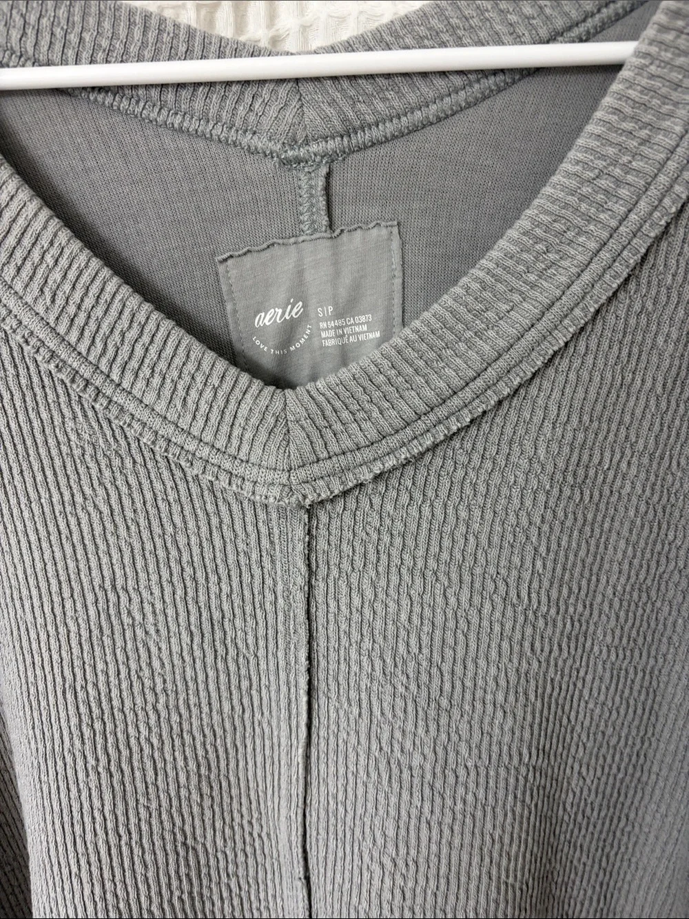 Aerie Wonder Textured Ribbed V-Neck Sweatshirt in Silver Shadow Small - Picture 4 of 6